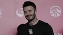 Legenda sepak bola Inggris, David Beckham, tersenyum saat menyapa fans di Stadion Soemantri Brodjonegoro, Jakarta, Minggu (25/3/2018). AIA membagikan 10.000 bola kepada akademi sepak bola di Indonesia. (Bola.com/M Iqbal Ichsan)