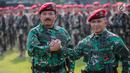 Panglima TNI Marsekal Hadi Tjahjanto (kiri) salam komando dengan Komandan Koopssus Brigjen TNI Rochadi usai meresmikan Koopssus TNI di Lapangan Markas Koopssus TNI, Mabes TNI, Jakarta, Selasa (30/7/2019). Koopssus TNI berasal dari matra darat, laut, dan udara. (Liputan6.com/Faizal Fanani)