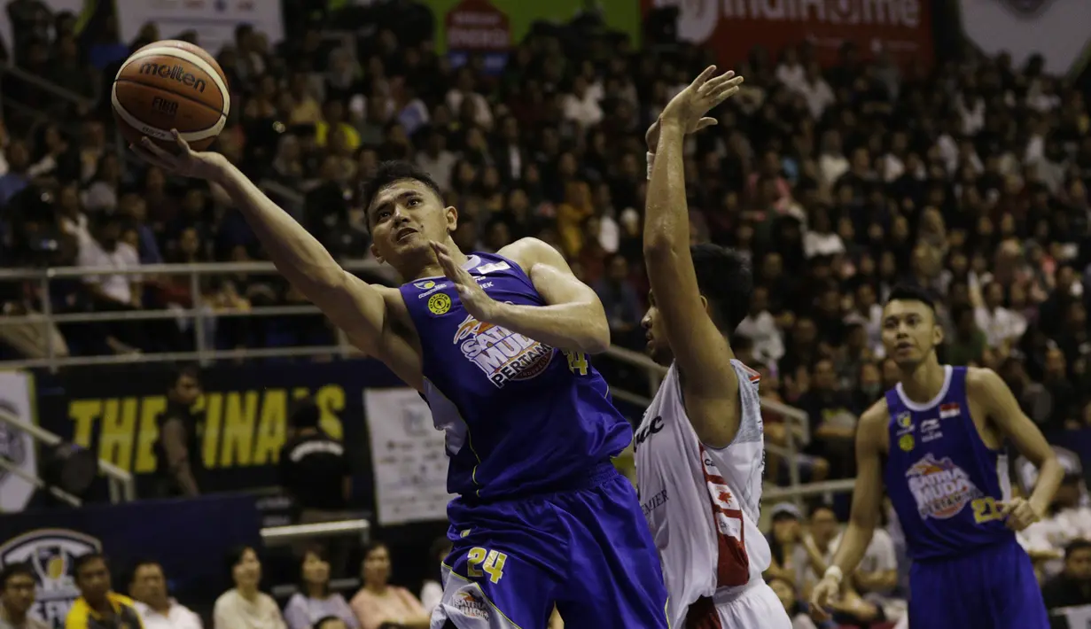 Pebasket Satria Muda Jakarta, Vamiga Michel, saat melawan Stapac Jakarta pada laga final IBL 2019  di C-Tra Arena, Bandung, Sabtu (23/3). Stapac menang 74-56 atas Satria Muda. (Bola.com/M Iqbal Ichsan)