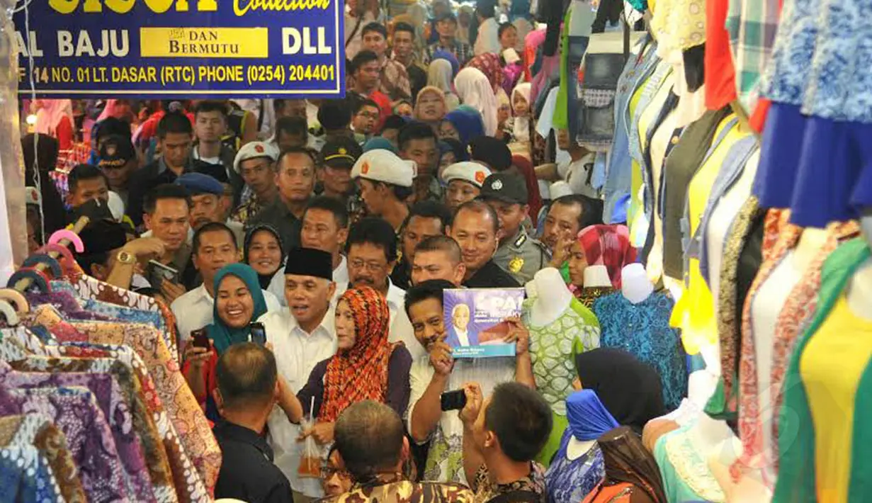  Hatta Radjasa tak hanya melayani pengunjung pasar bersalaman melainkan menyempatkan waktu untuk berfoto   bersama (Liputan6/Johan Tallo) 