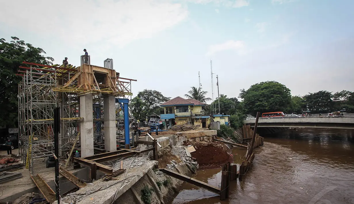 Pekerja menyelesaikan proyek pembangunan Pintu Air Manggarai, Jakarta, Kamis (13/11/2014). (Liputan6.com/Faizal Fanani)