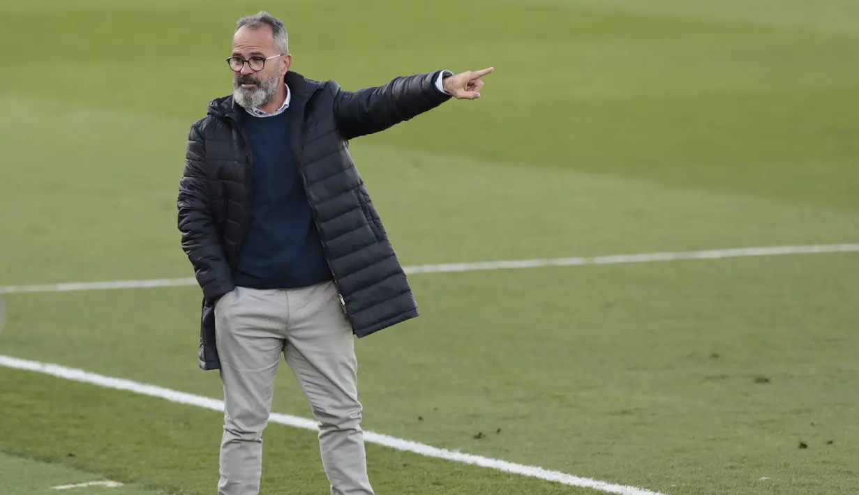 Pelatih Cadiz, Alvaro Cervera, saat melawan Real Madrid pada laga Liga Spanyol di Stadion Alfredo Di Stefano, Minggu (18/10/2020). Real Madrid takluk dengan skor 1-0. (AP/Bernat Armangue))