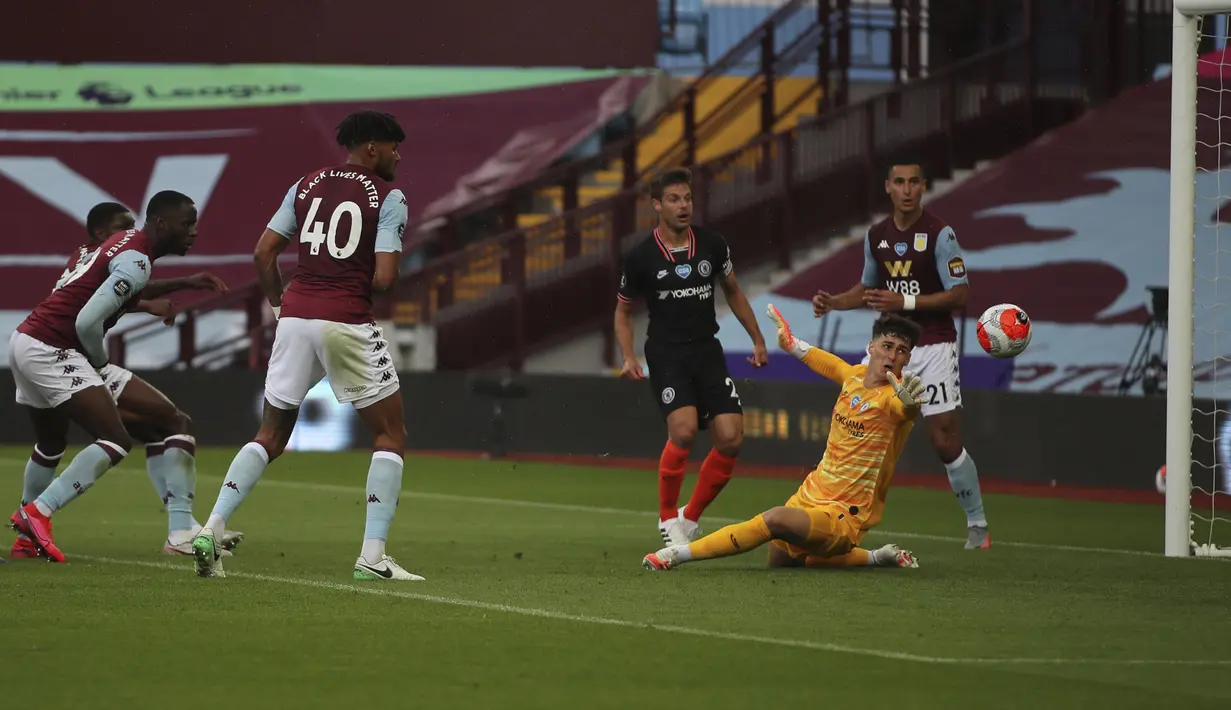 Pemain Aston Villa Kortney Hause (kiri) mencetak gol ke gawang Chelsea dalam lanjutan Liga Inggris di Villa Park Stadium, Birmingham, Inggris, Minggu (21/6/2020). Chelsea menaklukkan Aston Villa 2-1. (Molly Darlington/Pool via AP)