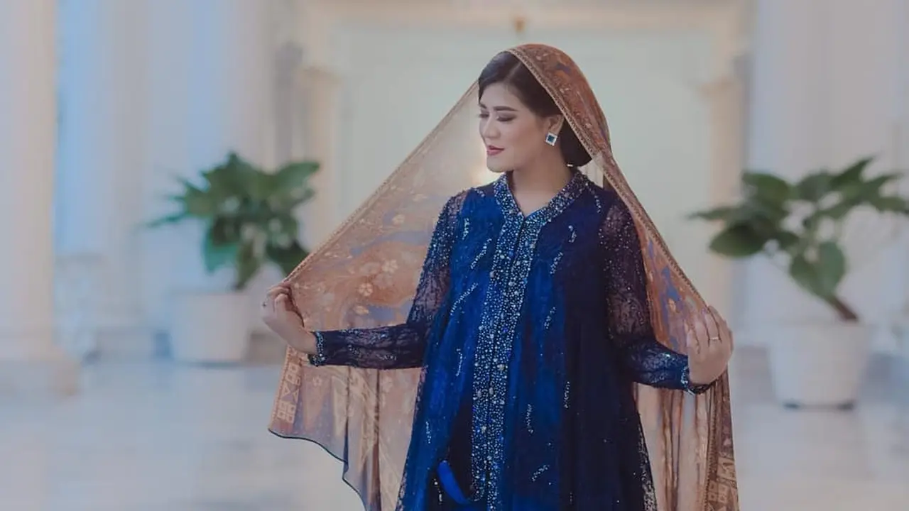 [Bintang] Pamer Kehamilan, Ini 8 Foto Cantik Kahiyang Ayu di Istana Bogor