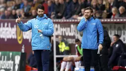 Pelatih Lincoln City, Danny Cowley (kiri) dan Nicky Cowley mebuat sejarah di Piala FA karena The Imps, julukan Lincoln City, menjadi tim non-liga pertama yang menembus delapan besar Piala FA sejak 103 tahun terakhir. (Martin Rickett/PA via AP)