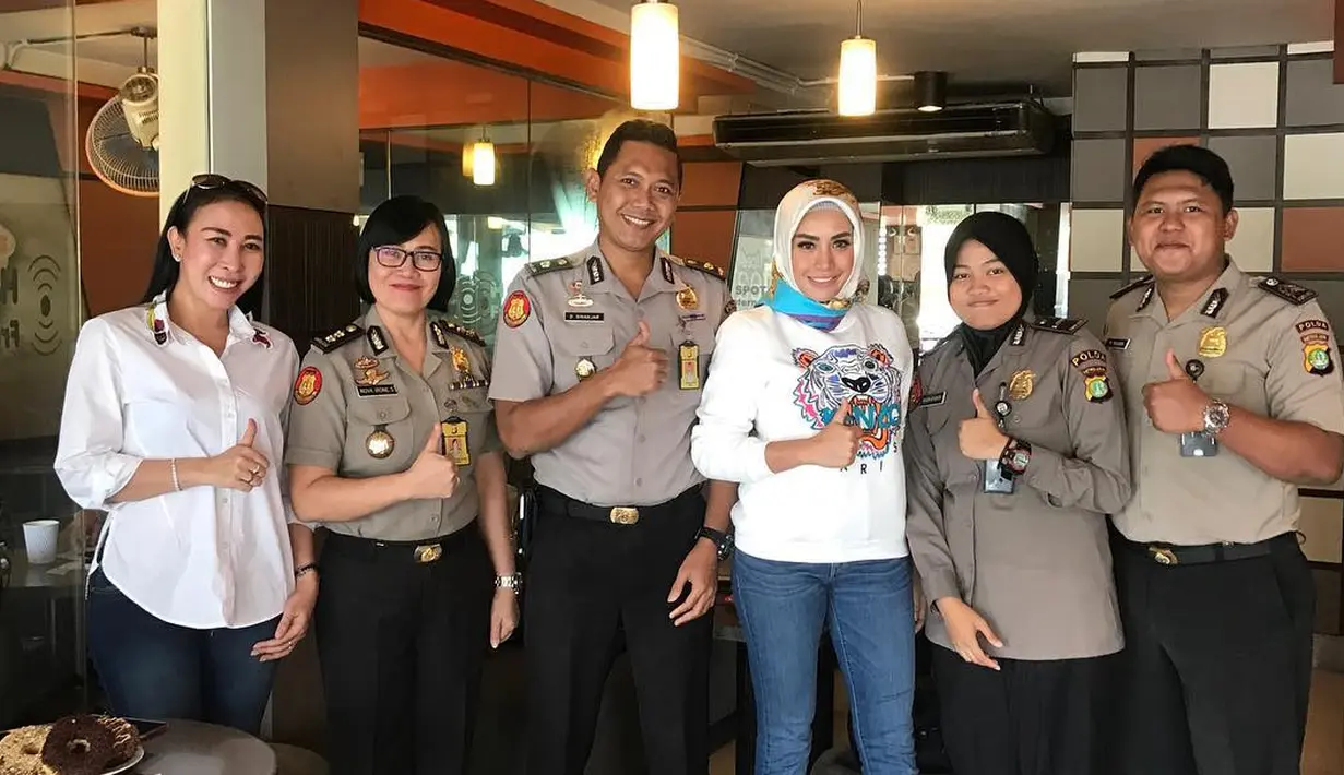 Dengan memakai hijab, penampilan Shinta Bachir terlihat modis banget. Seperti yang satu ini, ia memakai celana jeans dengan atasan putih yang senada dengan hijabnya. (Instagram/shintabachir86_real)