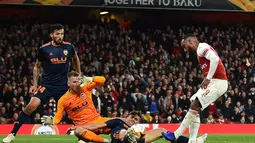 Aksi Alexandre Lacazette atas gol pertama Arsenal pada leg 1, semifinal Liga Europa yang berlangsung di Stadion Emirates, London, Jumat (3/5). Arsenal menang 3-1 atas Valencia. (AFP/Glyn Kirk)