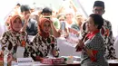 Presiden ke-5 RI yang juga Ketua Umum PDIP, Megawati Soekarnoputri menunjukkan surat suara sebelum mengikuti proses pencoblosan Pilkada DKI 2017 di TPS 027 Kebagusan, Jakarta Selatan, Rabu (15/2). (Liputan6.com/Helmi Fithriansyah)