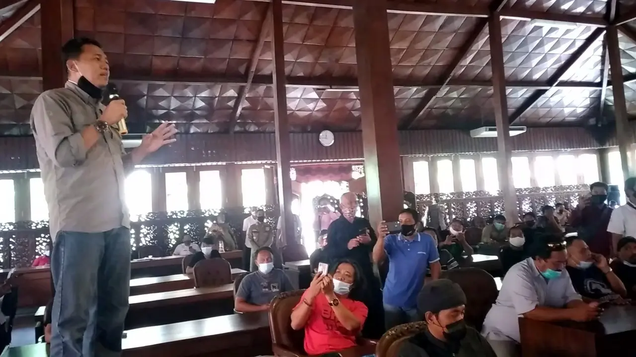 Seno Margo Utomo saat menyampaikan uneg-unegnya dengan naik di atas meja pendopo DPRD Kabupaten Blora. (Liputan6.com/Ahmad Adirin)
