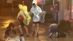 Sejumlah Warga terjatuh saat berjalan melawan angin Topan Soudelor mendekati wilayah Taipei, Taiwan, (7/8/2015). Ratusan warga dievakuasi dari rumah mereka karena topan terkuat dalam dua tahun terakhir mengancam wilayah tersebut. (REUTERS/Edward Lau)
