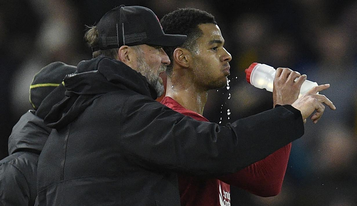 Memulai babak kedua, Jurgen Klopp menginstruksikan pasukannya untuk langsung menekan pertahanan Wolverhampton. (AFP/Oli Scarff)