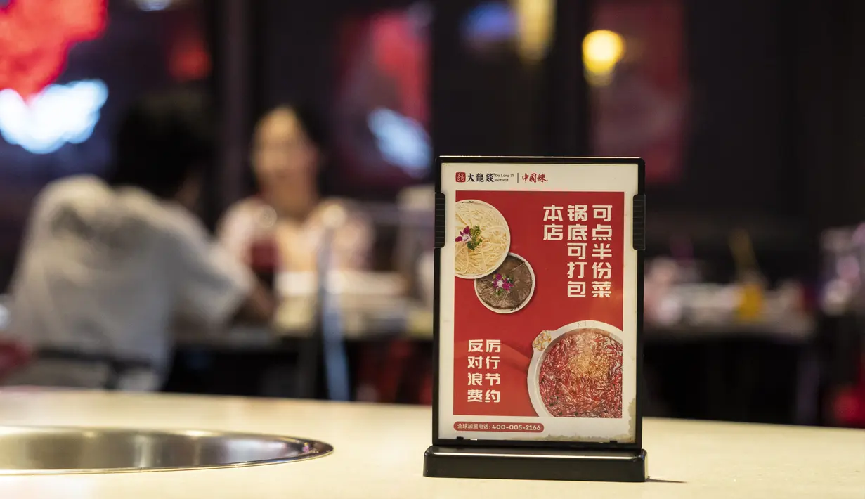 Sebuah pemberitahuan yang mempromosikan pengurangan limbah makanan diletakkan di atas meja restoran hot pot di Chengdu, Provinsi Sichuan, China, 7 September 2020. Banyak restoran hot pot di Chengdu mengampanyekan untuk mengurangi limbah makanan. (Xinhua/Li Mengxin)