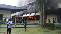 Gedung Fakultas Teknologi Pertanian (Fateta) IPB Bogor terbakar, Rabu (29/3/2017). (Liputan6.com/Achmad Sudarno)