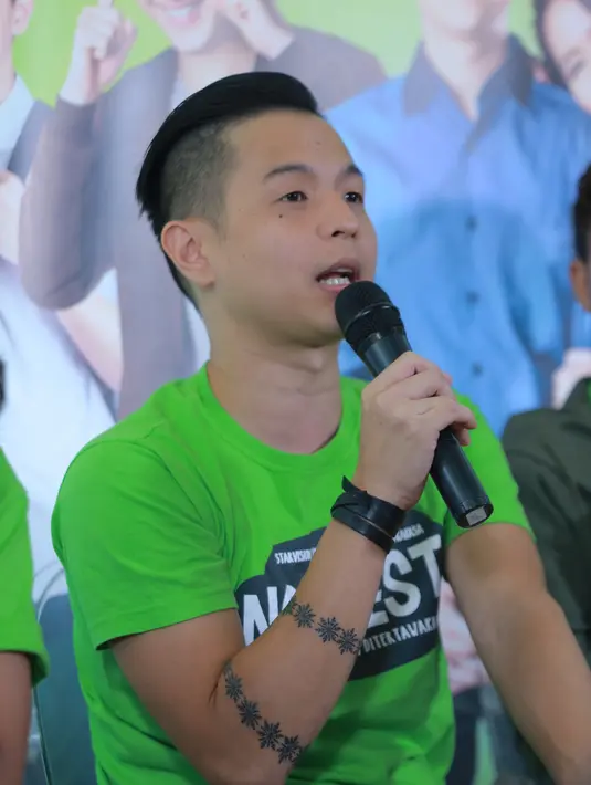 "Kopi gue banget, sampai gigi gue kuning gara-gara kopi. Sudah kayak narkoba. Gue lemas kalau enggak ada kopi, belum ngopi dari pagi nih. Entah sugesti, harus masuk panti rehab kayaknya, hehehe," aku Ernest Prakasa. (Galih W. Satria/Bintang.com)