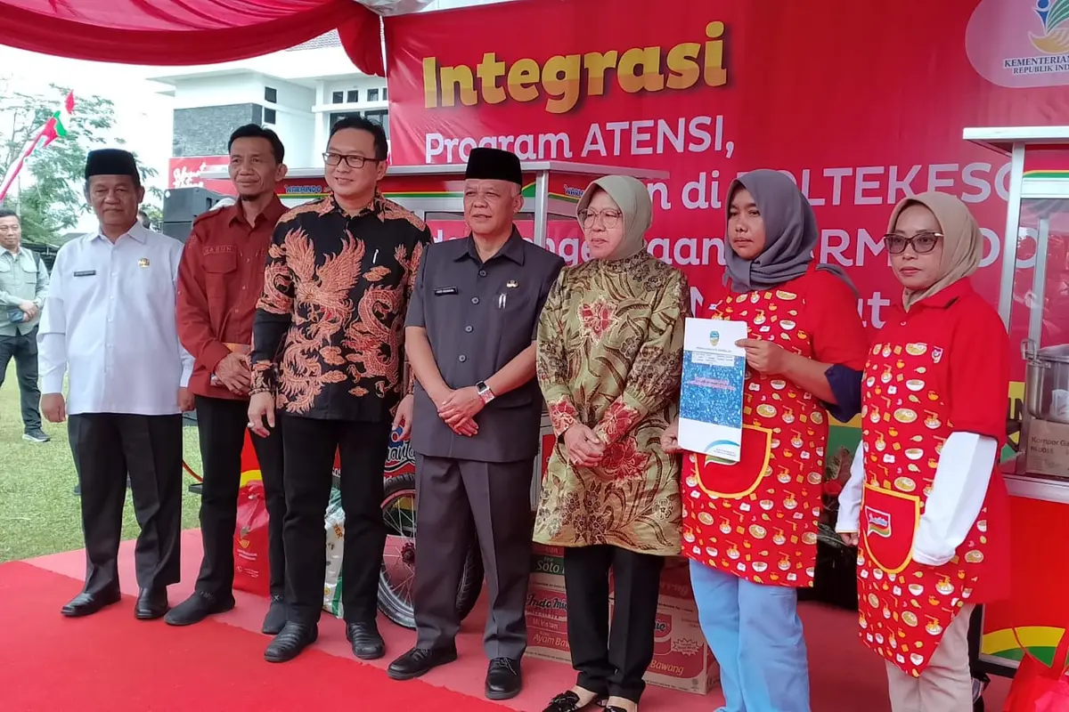 Mensos RI Tri Rismaharini, bersama Pj Walikota Tasikmalaya dan Perwakilan PT Indofood dalam kunjungan kerjanya mengenai graduasi KPM PKH di Balaikota Tasikmalaya, Rabu (3/7/2024) (Liputan6.com/Jayadi Supriadin)