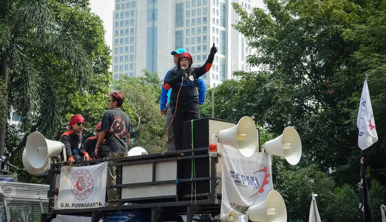 Salah satu pengunjuk rasa melakukan orasi saat aksi buruh di depan kantor BPJS Ketenagakerjaan, Jakarta, Kamis, (4/6/2015). Mereka menolak iuran sebesar 1,5 persen sesuai usulan Apindo. (Liputan6.com/Faizal Fanani)