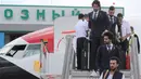 Para pemain Mesir turun dari pesawat saat tiba di Bandara Grozny, Chechnya, Minggu (10/6/2018). Pada Piala Dunia 2018, Mesir tergabung di Grup A bersama Rusia, Uruguay dan Arab Saudi. (AFP/Karim Jaafar)