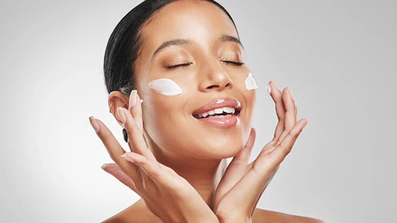 Perempuan menggunakan moisturizer atau pelembab (sumber: unsplash)