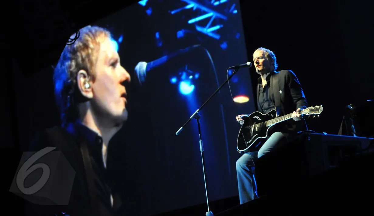 Michael Bolton membuka konsernya di The Kasablanca Hall, Jakarta, dengan lagu berjudul To Love Somebody, Selasa (2/6/2015). Penyanyi pop asal Amerika itu menggelar konser bertajuk An Evening With Grammy Winner. (Liputan6.com/Panji Diksana)