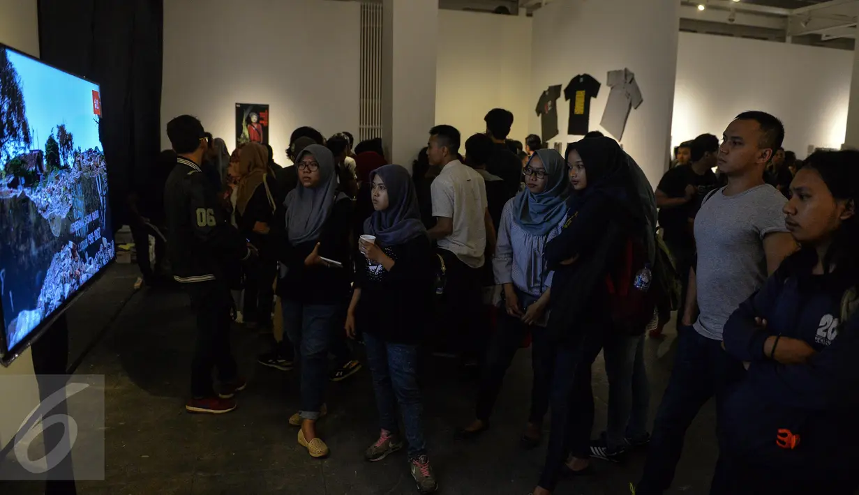 Sejumlah pengunjung melihat karya multimedia dalam pameran Anugerah Pewarta Foto Indonesia (APFI) 2017 di Jakarta, Jumat (21/4). (Liputan6.com/Faizal Fanani)