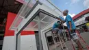 Pekerja terlihat mengecat stand untuk Pekan Raya Jakarta (PRJ) 2015 di JIEXPO Kemayoran, Jakarta, Rabu (27/5/2015). Selama 38 hari mulai tanggal 29 Mei 2015 hingga 5 Juli 2015 Pekan Raya Jakarta akan berlangsung. (Liputan6.com/Faizal Fanani)