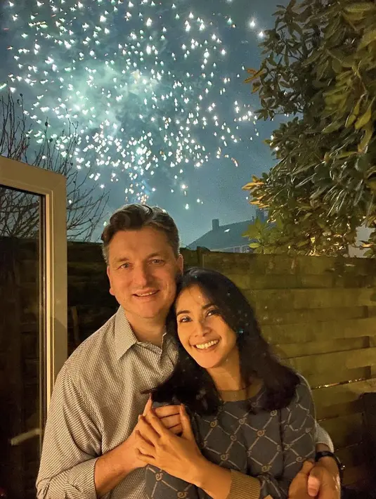 Maudy Koesnaedi menghabiskan tahun baru bersama keluarganya di rumah. Ia tampak mengenakan sweater didominasi warna cokelat. @maudykoesnaedi