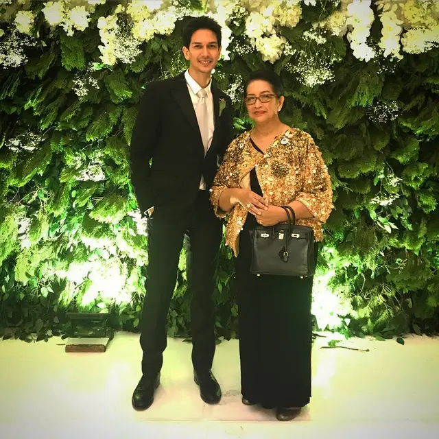Jarang Terekspos, Ini 6 Potret Kebersamaan Dimas Beck dan IbundaJarang Terekspos, Ini 6 Potret Kebersamaan Dimas Beck dan Ibunda