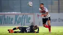Madura United memberikan respons cepat. Satu menit beselang, Rafael Silva menyamakan kedudukan. Striker asal Brasil ini mendapatkan crossing yang memanjakan dari David Laly.(Bola.com/Bagaskara Lazuardi)