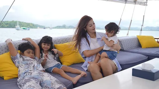 5 Potret Awet Muda Eva Anindita Saat Momong 3 Anak