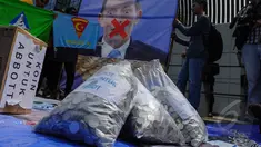 Massa yang tergabung dalam Pro-Indonesia menyerahkan ribuan koin di Gedung Kedubes Australia, Jakarta, Selasa (10/3/2015). Koin tersebut bentuk protes atas pernyataan PM Australia Tony Abbott. (Liputan6.com/Faizal Fanani)