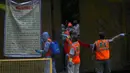 Pekerja otoritas sipil menyemprot disinfektan di pintu utama kediaman bintang Bollywood Amitabh Bachchan saat ia dinyatakan positif COVID-19 di Mumbai (12/7/2020).  (AP Photo/Rafiq Maqbool)
