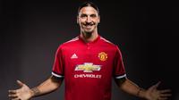 Striker Zlatan Ibrahimovic kembali bergabung dengan Manchester United. 