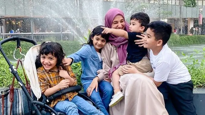 Shireen Sungkar bersama anak dan keponakan (Instagram/shireensungkar)