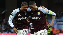 Bek Aston Villa, Ezri Konsa, merayakan gol keempat timnya bersama gelandang Leon Bailey dalam pertandingan leg kedua perempat final UEFA Europa League antara Aston Villa dan Bologna di Villa Park, Birmingham, Inggris bagian tengah, pada 16 April 2026. (AFP/Darren Staples)