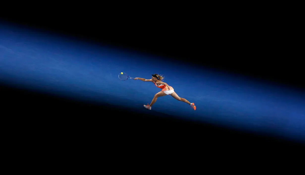 Maria Sharapova mengembalikan bola pukulan Petenis putri asal AS Lauren Davis saat pertandingan putaran ketiga di Australia Open 2016 di Melbourne Park, Australia, (22/1). Sharapova menang 6-1, 6-7(5), dan 6-0. (REUTERS/Jason Reed)