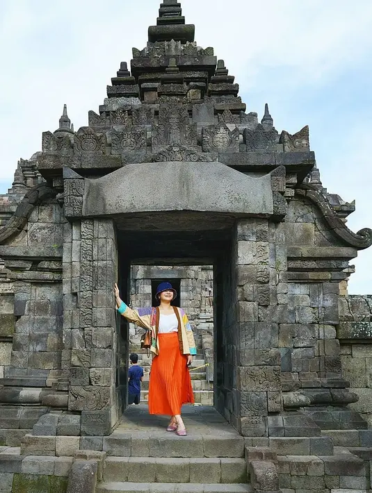 <p>Melancong ke Kota Pelajar, Eriska Rein tampil standout dengan pleated skirt erwarna oranye yang dipadukan dengan tanktop dan patched cardigan. Tampilannya yang melokal ini dilengkapi dengan bucket hat yang menggemaskan. (instagram/eriskarein)</p>