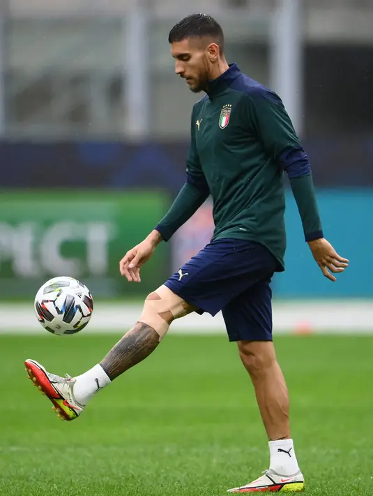 Pemain Italia Lorenzo Pellegrini menghadiri sesi latihan jelang pertandingan semifinal UEFA Nations League melawan Spanyol di Stadion San Siro, Milan, Italia, 5 Oktober 2021. Italia akan menghadapi Spanyol pada semifinal UEFA Nations League. (FRANCK FIFE/AFP)