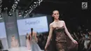 Model berjalan di atas catwalk membawakan busana dari siswa Istituto di Moda Burgo (IMB), Julianto di Jakarta Fashion Week 2018, Jakarta, Jumat (27/10). Payet, mutiara membentuk garis-garis menghiasi koleksi Julianto. (Liputan6.com/Faizal Fanani)
