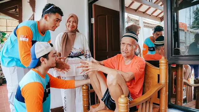6 Potret Bryan Domani Jadi Relawan di Panti Wreda, Bahagia Berbagi Cerita dengan Lansia