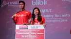 Praveen Jordan dan Debby Susanto Juara Ganda Campuran All England 2016 menerima bonus dari PB Djarum di Plasa Senayan, Jakarta, Selasa (22/3/2016). (Bola.com/Nicklas Hanoatubun)