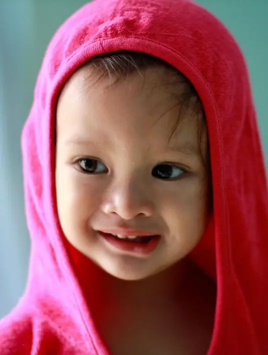 Diunggah pada 18 November 2023, Andra tunjukkan wajah Khadeeja yang masih imut. [Instagram.com/andra_photo]