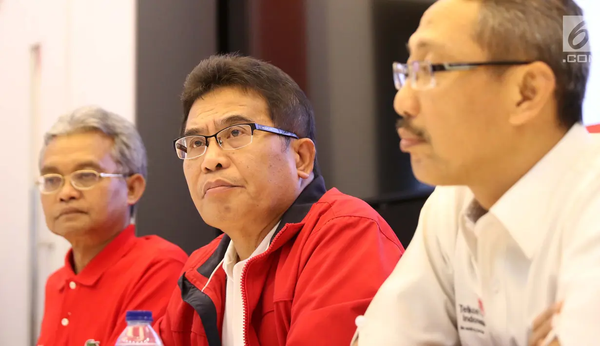 Direktur Network and IT Solution Zulhelfi Abidin (kiri), Dirut Telkom Indonesia Alex J. Sinaga (tengah) dan Direktur Wholesale and International Service Abdus Somad Arief saat memberi keterangan di Jakarta, Senin (29/8). (Liputan6.com/Angga Yuniar)
