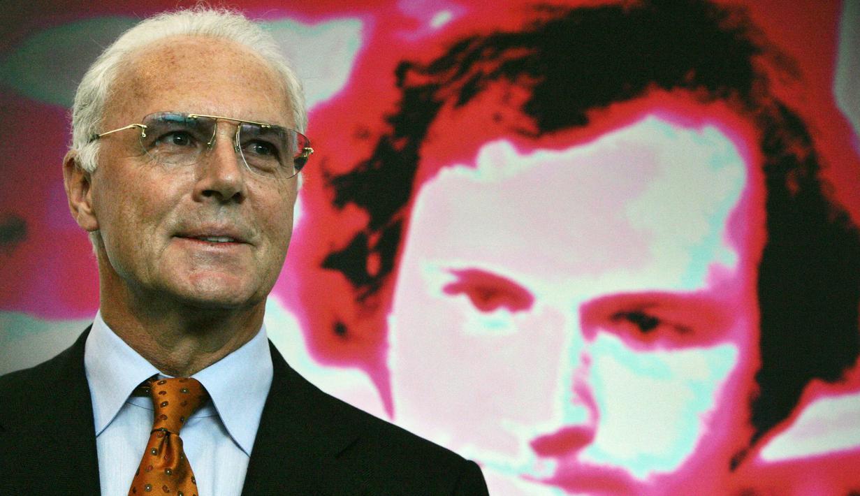 Dunia sepak bola tengah berduka. Salah satu legenda terbesar sepak bola Jerman, Franz Beckenbauer meninggal dunia di usia 78 tahun pada Minggu (7/1/2024) waktu setempat. Pengumuman meninggalnya Beckenbauer tersebut disampaikan keluarga sang mendiang lewat rilis yang dikirim ke kantor berita Jerman, Deutsche Presse-Agentur. (AFP/John Macdougall)