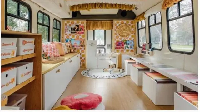 Guru di Amerika Serikat Mengajar di Bus yang Dibuat Desain Vintage