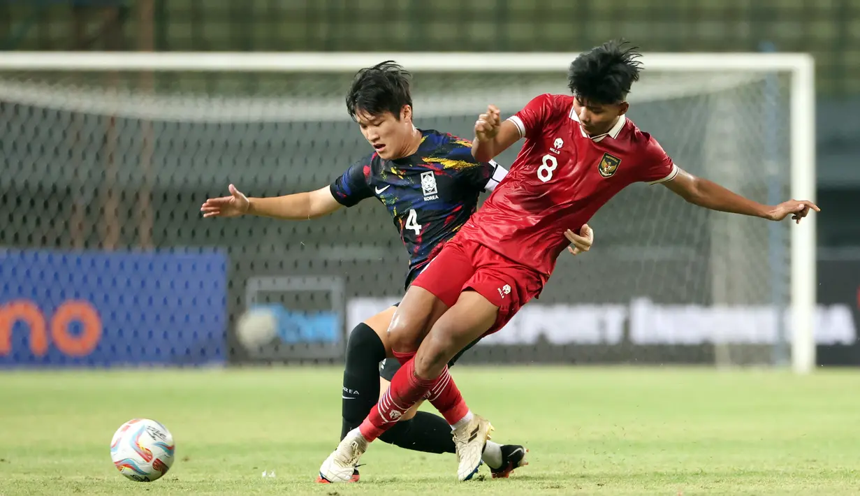 <p>Pemain Indonesia U-17, Arkhan Kaka (kanan), berebut bola dengan pemain Timnas Korea Selatan U-17, Lim Hyunsub, dalam pertandingan uji coba yang berlangsung di Stadion Patriot Candrabhaga, Bekasi, Rabu (30/8/2023). (Bola.com/Abdul Aziz)</p>