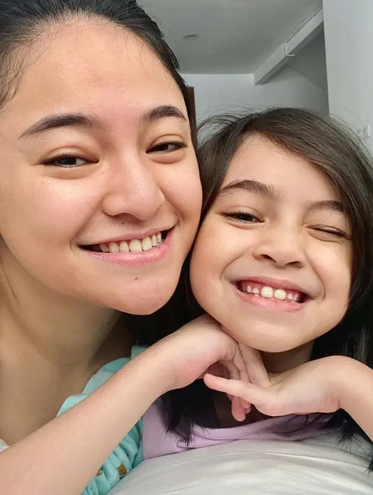 Di akhir tulisannya, Marshanda mengatakan Sienna akan mewarnai dunia dan seisinya. Sekarang ini, Sienna sudah tumbuh menjadi gadis kecil yang cantik jelita. Tak jarang ia disebut mirip dengan sang ibu.  (Instagram/marshanda99)