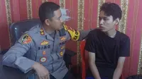 Kepala Polres Bengkalis AKBP Setyo Bimo Anggoro berbincang dengan tersangka pembunuhan ART. (Liputan6.com/M Syukur)