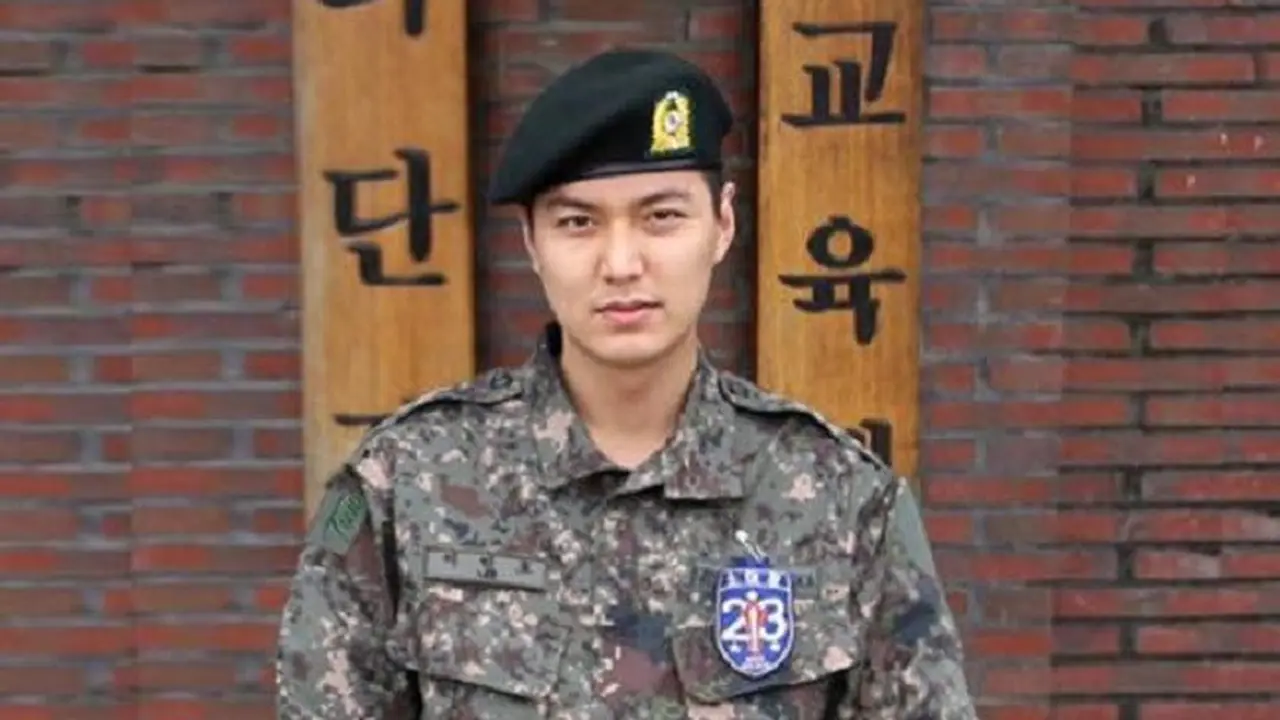[Bintang] Tampan dan Gagah, Ini 8 Foto Artis Korea Selatan Saat Wajib Militer