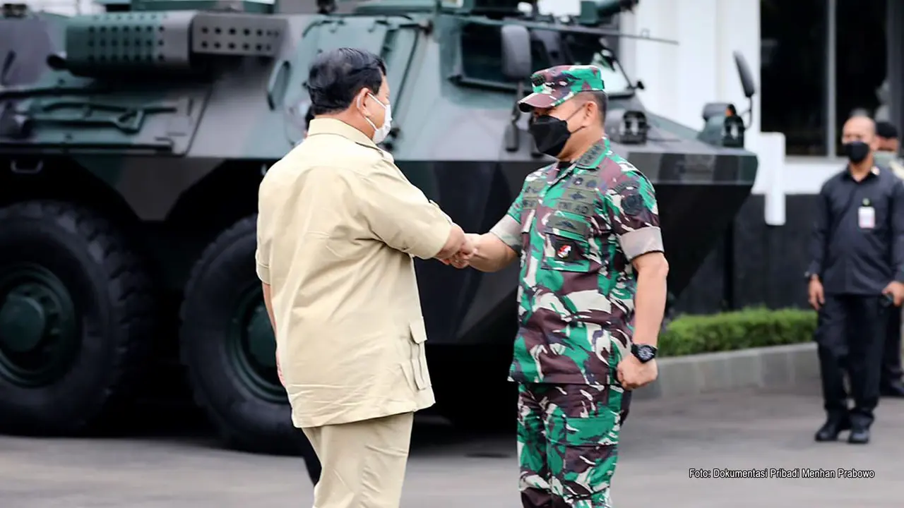 Menteri Pertahanan Prabowo Subianto menerima kunjungan Kepala Staf Angkatan Darat (Kasad) Jenderal TNI Dudung Abdurachman di Kementerian Pertahanan, Jakarta, Kamis (30/12/2021).