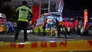 <p>Staf medis merawat seseorang di atas tandu di distrik kehidupan malam populer Itaewon di Seoul, Korea Selatan, Minggu (30/10/2022) . Orang-orang dalam kerumunan di gang sempit itu dikabarkan sempat saling dorong. Selain berdesakan, banyak pula yang terinjak-injak hingga jumlah korban tewas dalam pesta Halloween di Itaewon melonjak. (Photo by JUNG YEON-JE / AFP)</p>